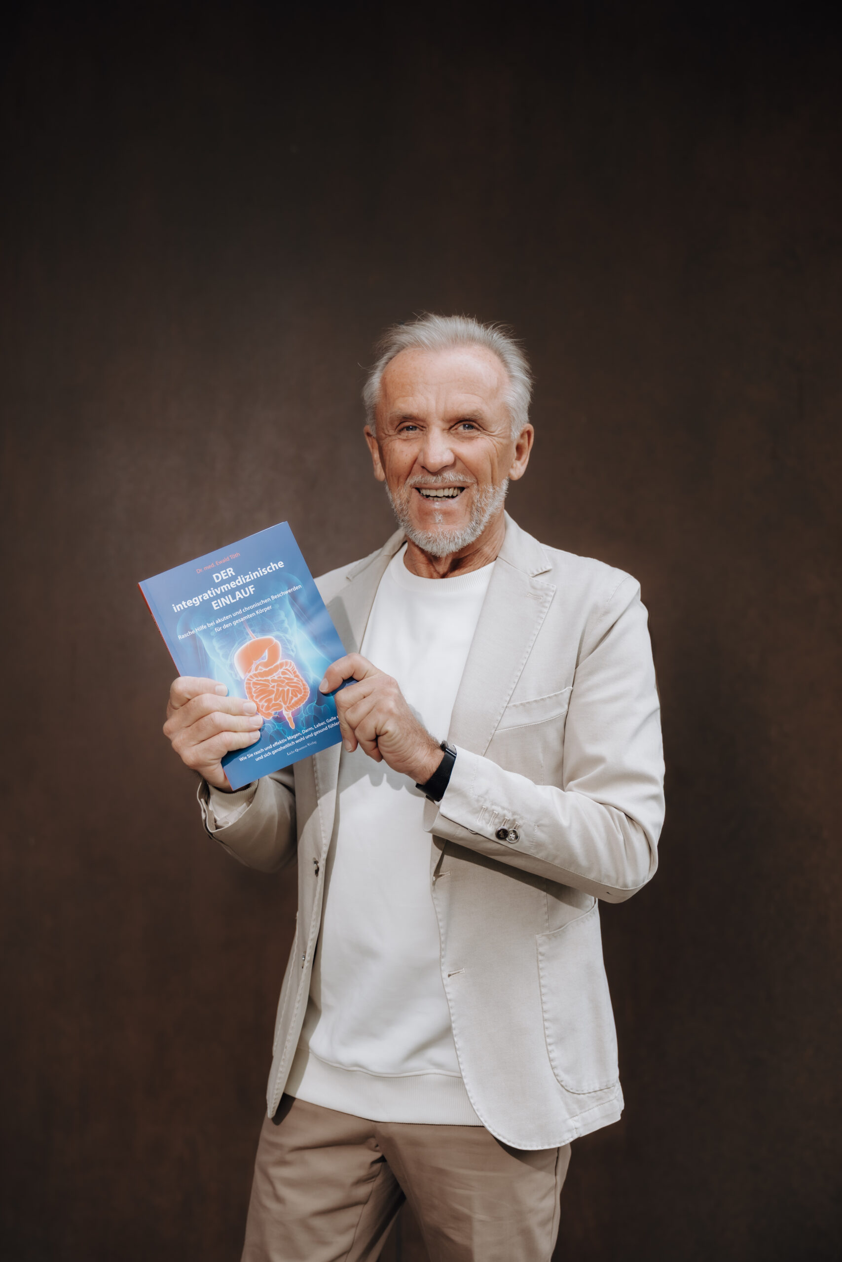 Dr Ewald Töth | Portrait mit Buch