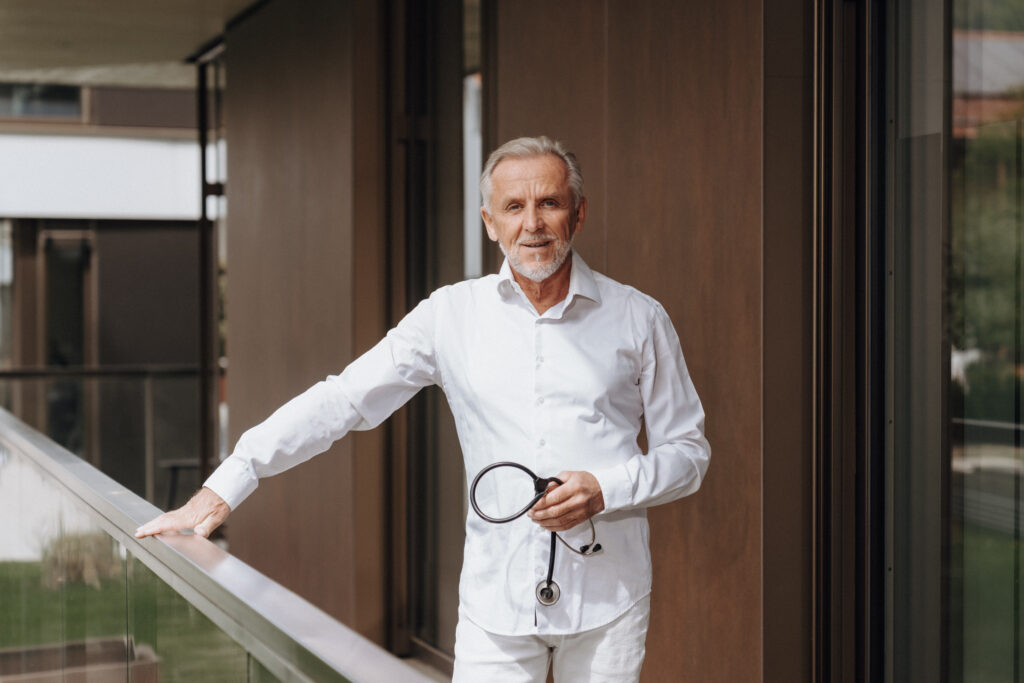 Dr Ewald Thöt | Portrait mit Stethoskop