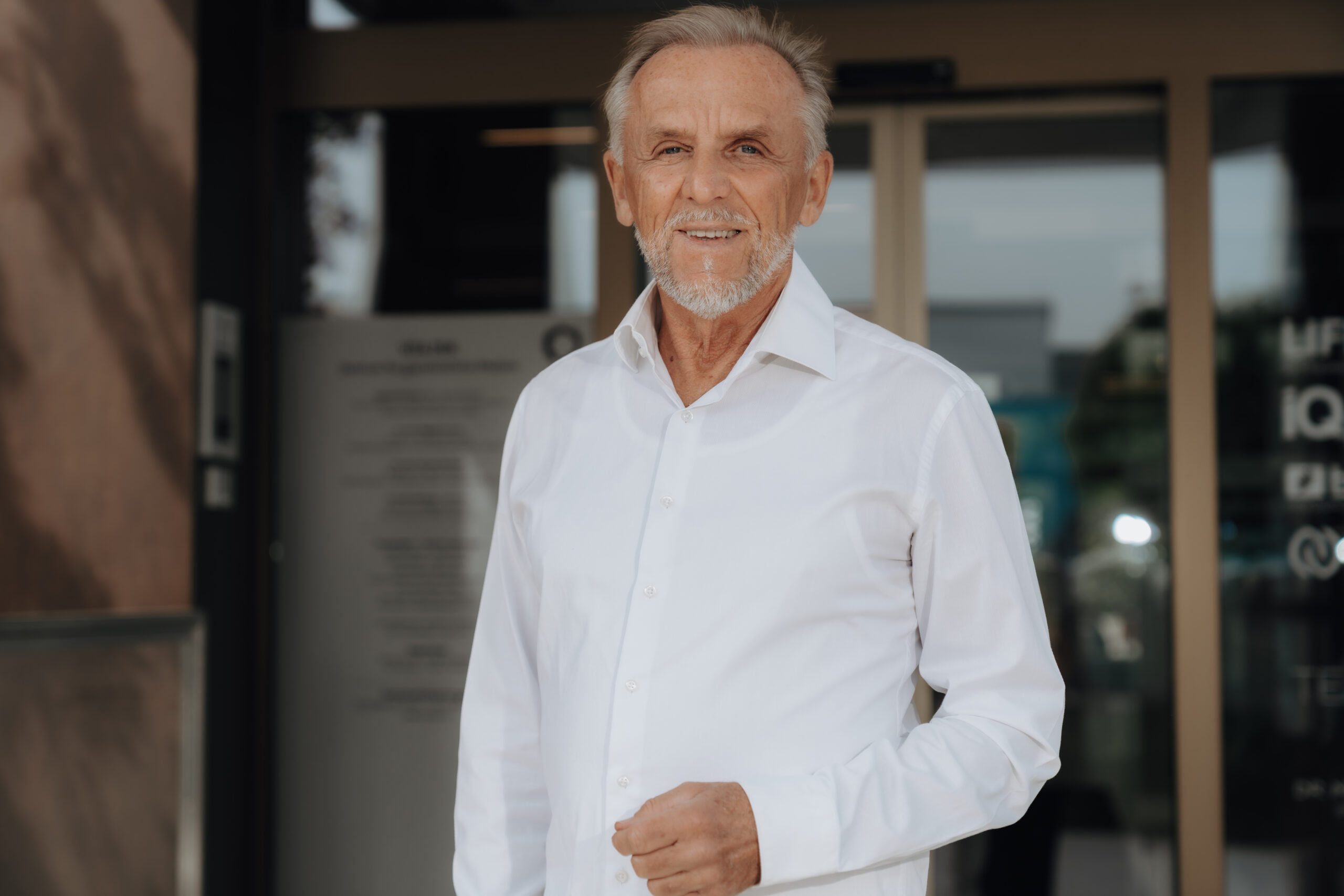 Dr Ewald Thöt | Portrait vor Gebäude